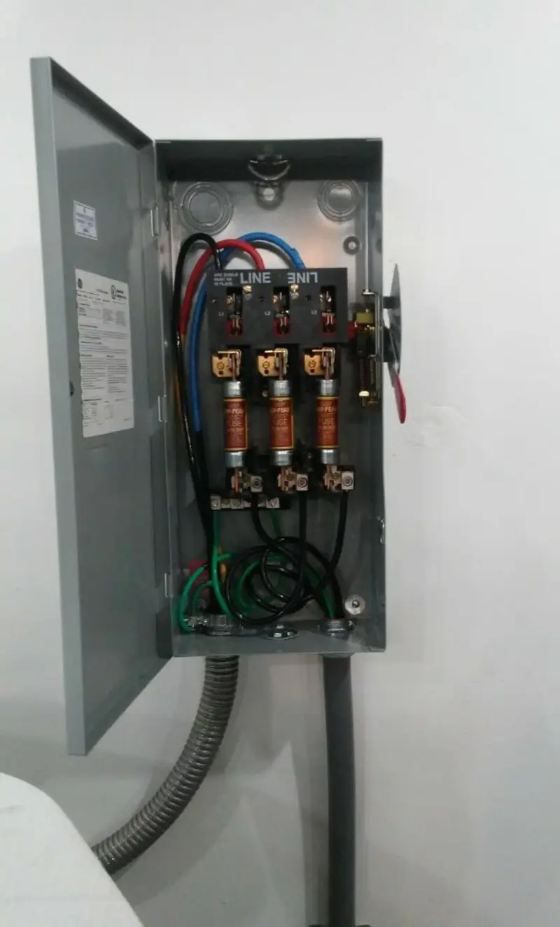 Three-phase disconnect switch installed for Smoke Detector Installation in Jerusalem